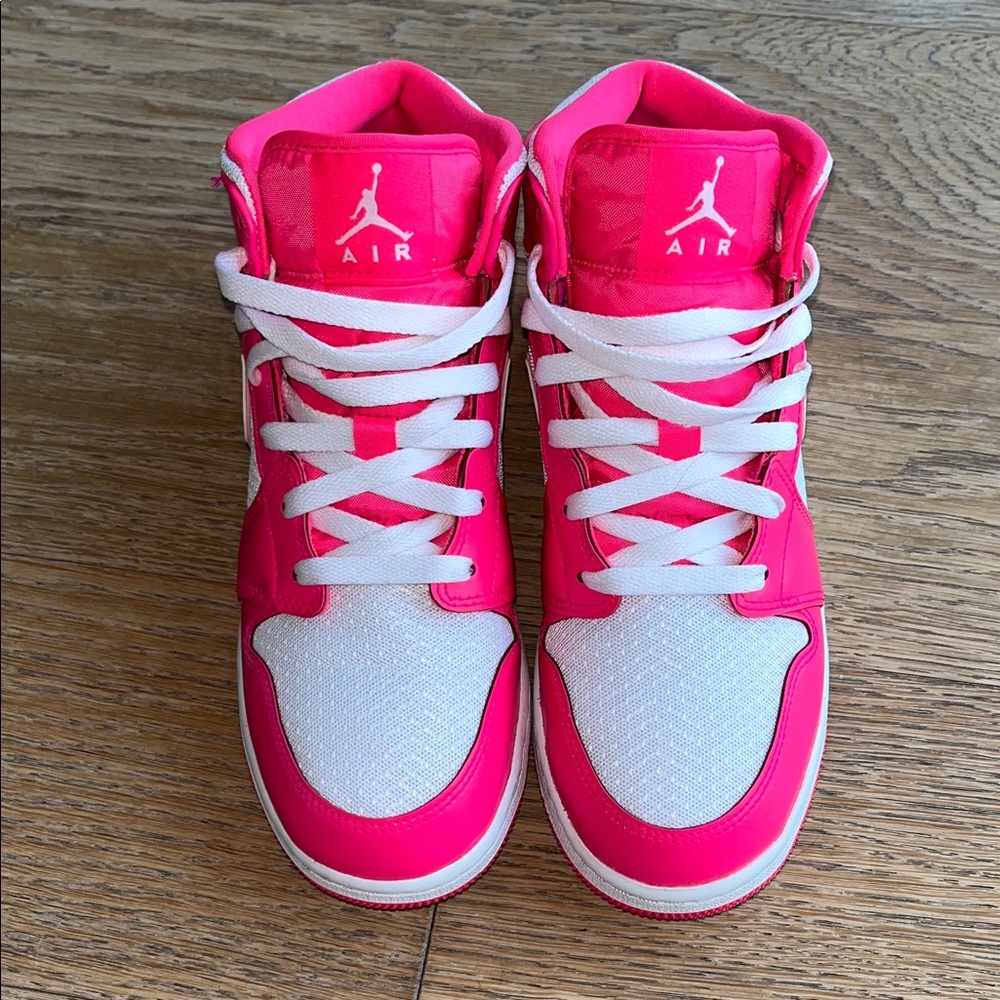 Nike Air Jordan 1 Mid – GS “Hyper Pink”
Size 7Y (fits Women’s 8.5–9) - Picture 3 of 6